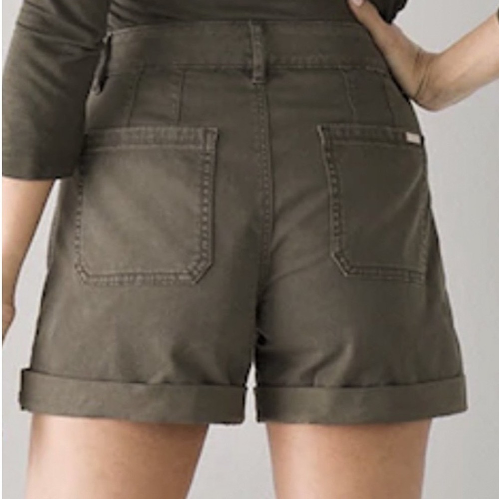 White House Black Market Pret-A-Play Mid-Rise 4.5" Shorts Sergeant Green Size 12 - Picture 2 of 8